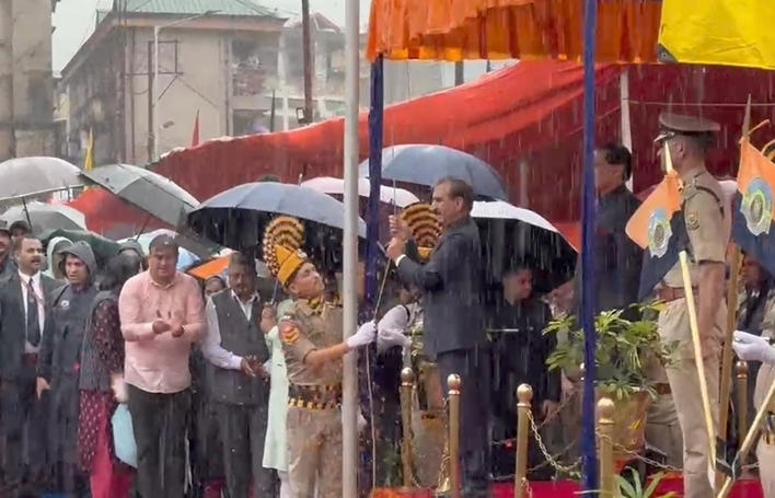 मुख्यमंत्री द्वारा ध्वजारोहण मुख्यमंत्री द्वारा ध्वजारोहण