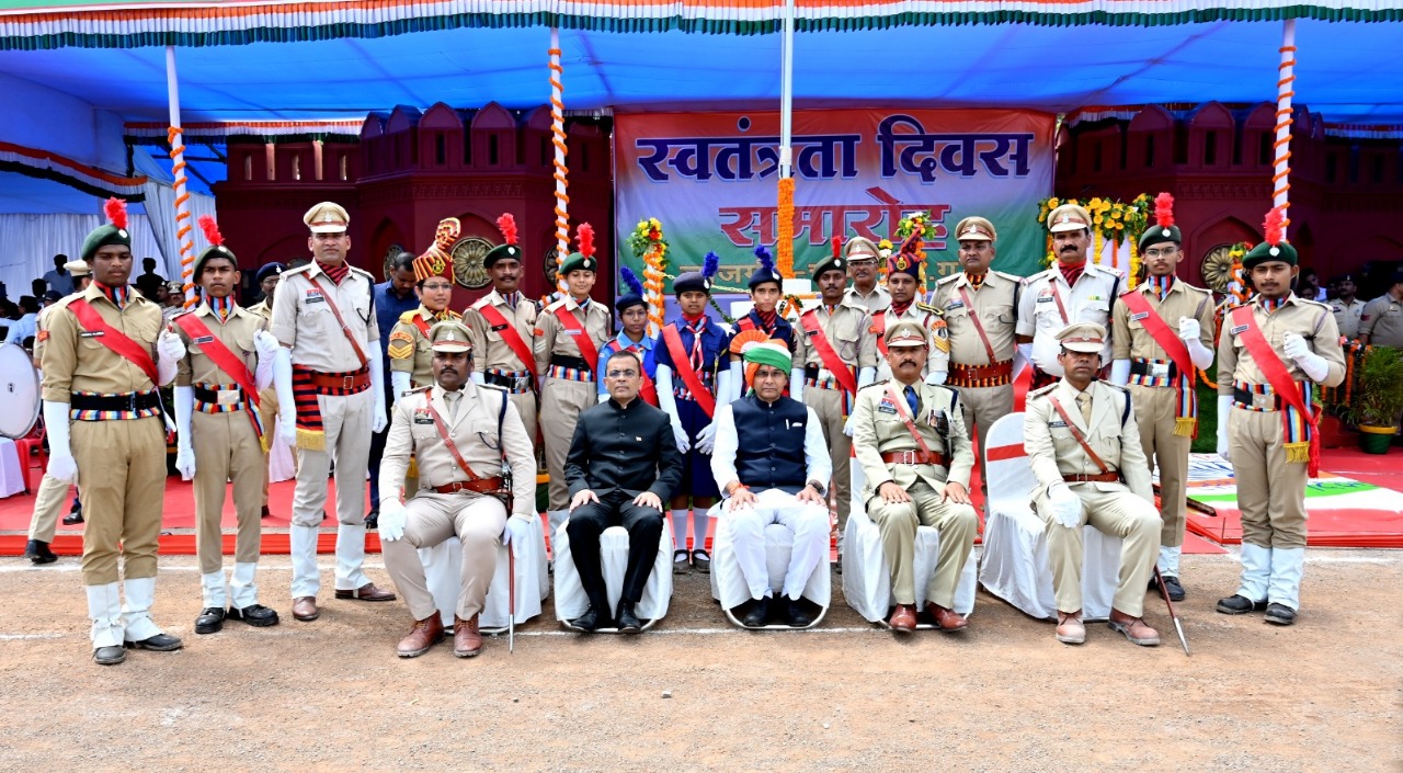 मंत्री और सभी अधिकारियों कर्मचारियों की ग्रुप फोटो