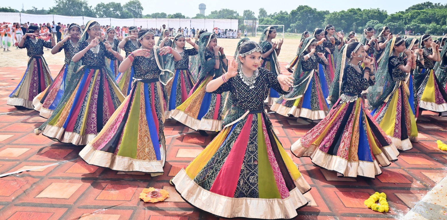 सांस्कृतिक कार्यक्रमों की प्रस्तुति देती छात्राएं।