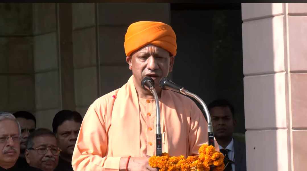 आवास पर ध्वजारोहण के उपरांत सम्बोधन करते सीएम योगी