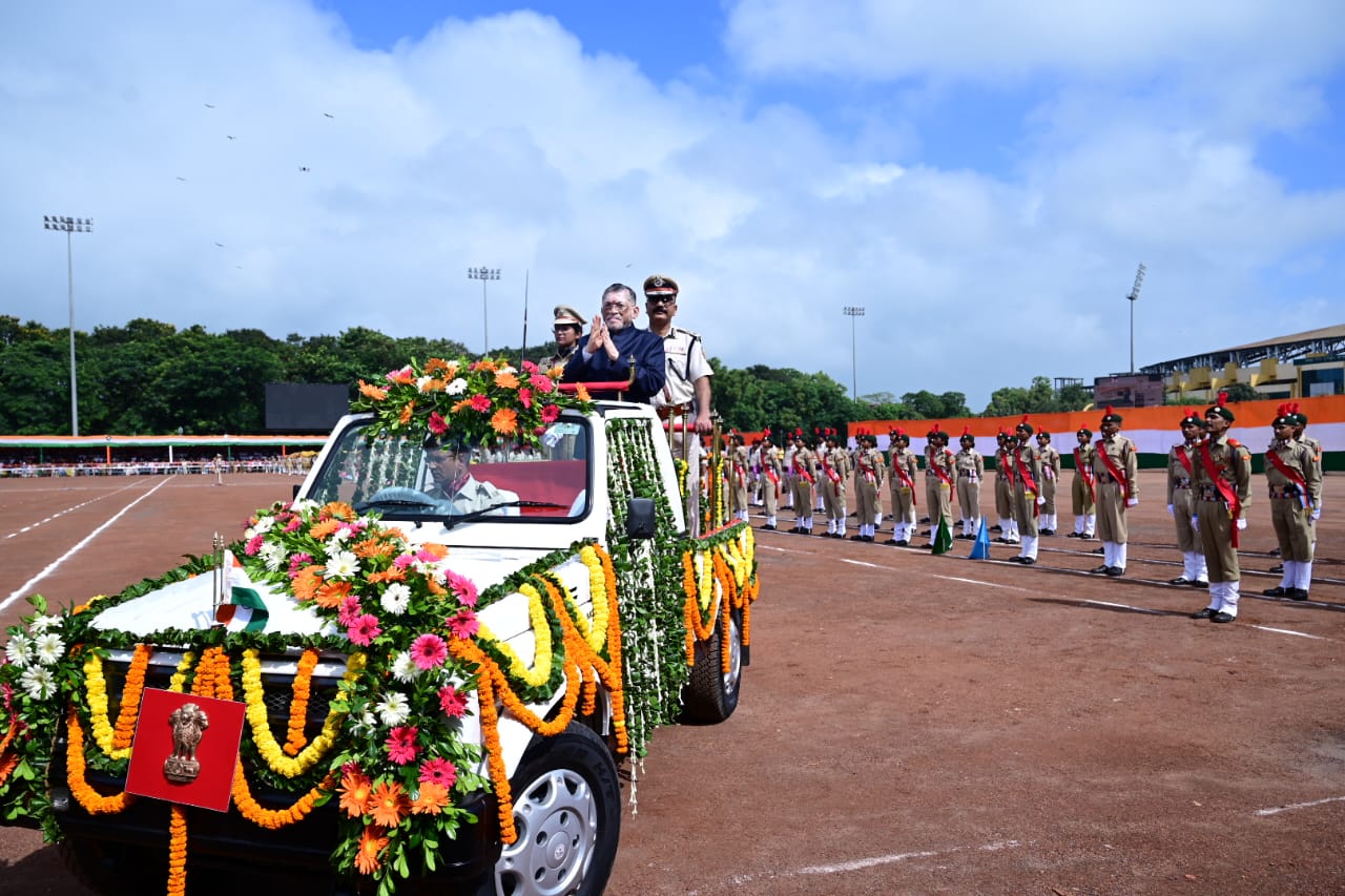 राज्यपाल परेड का निरीक्षण करते हुए