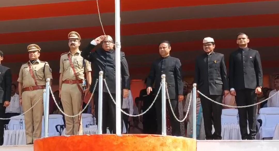 सलामी देते प्रभारी मंत्री