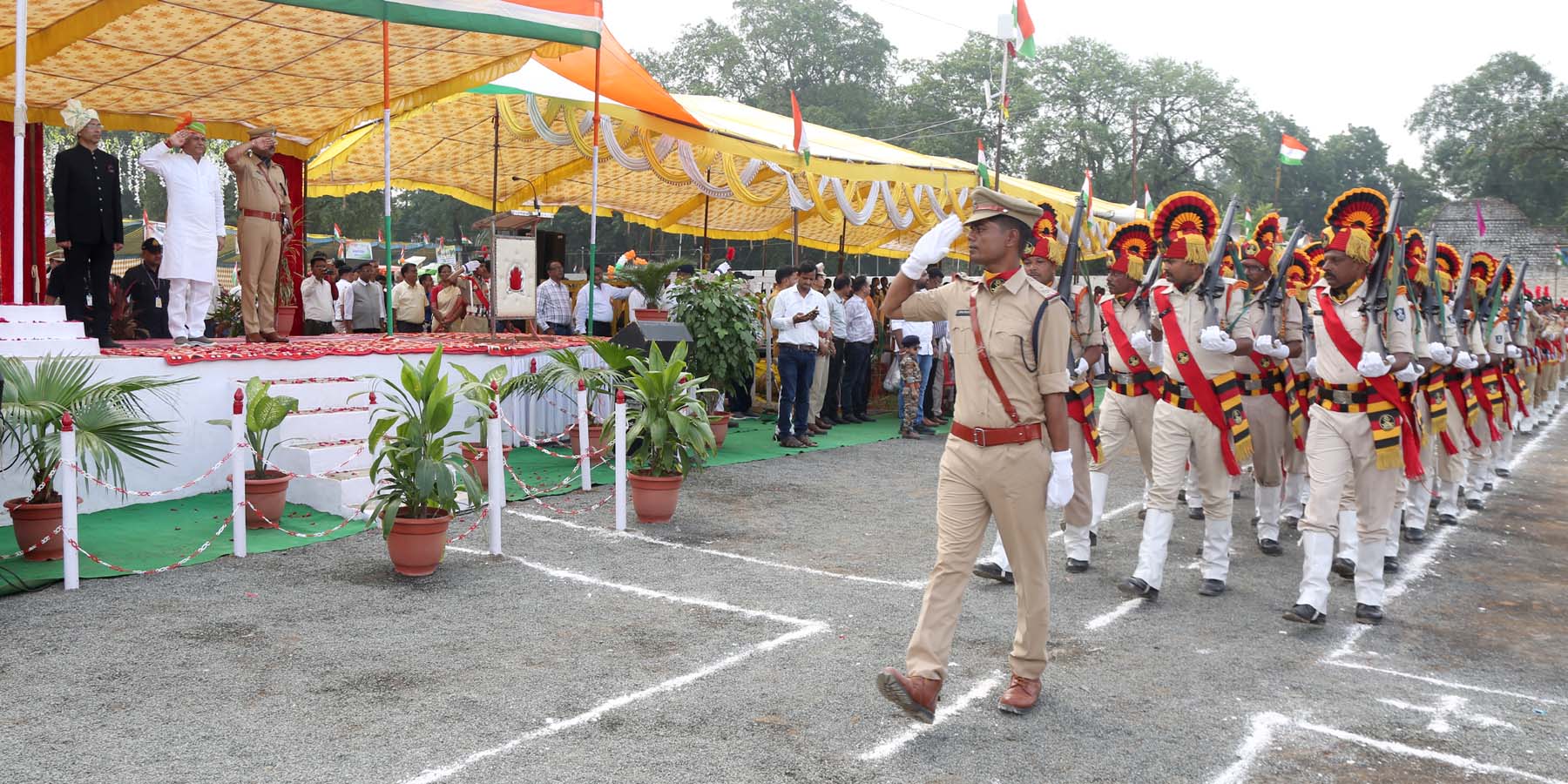 दमोह में प्रभारी मंत्री इंदर सिंह परमार ने किया ध्वजारोहण परेड की ली सलामी