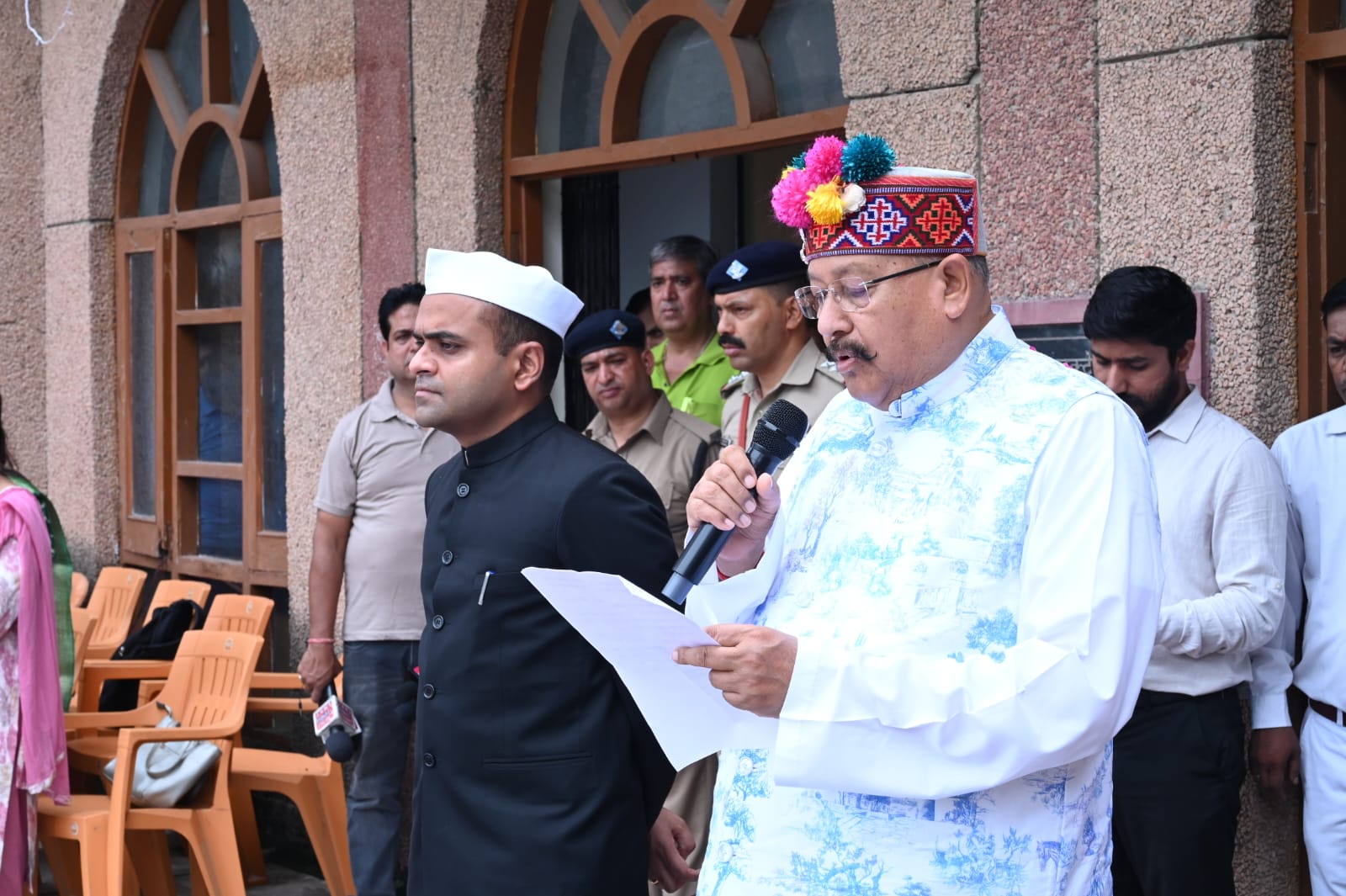 ध्वजारोहण करते हुए सतपाल महाराज