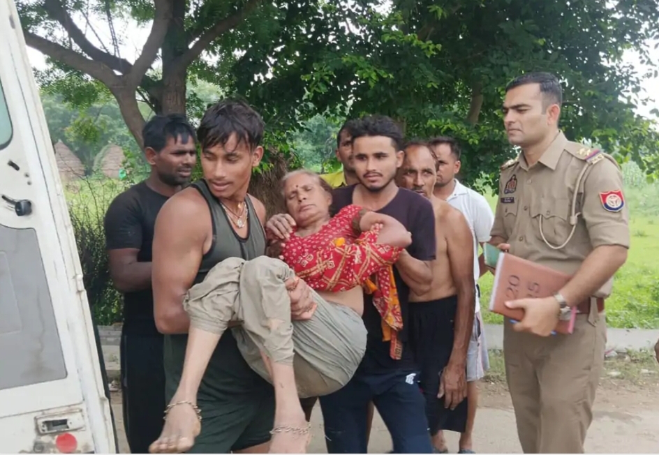 महिला को अस्पताल भिजवाती पुलिस