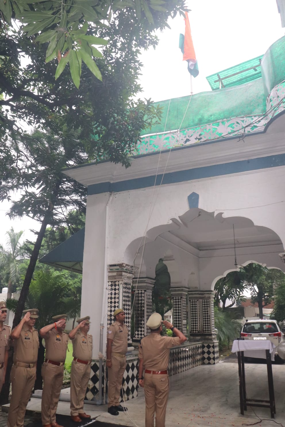 एसएसपी कैंप कार्यालय में ध्वजारोहण करते वरिष्ठ पुलिस अधीक्षक सतपाल अंतिल।