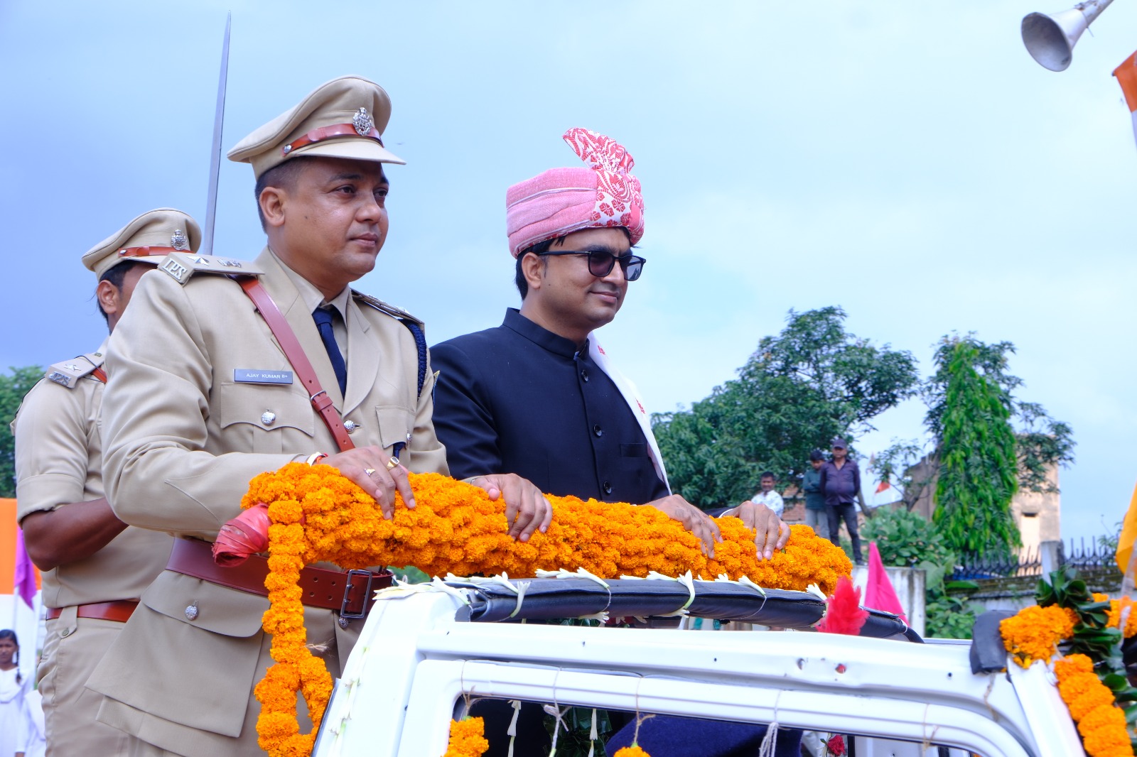 परेड का निरीक्षण करते डीसी एसपी परेड का निरीक्षण करते डीसी एसपी