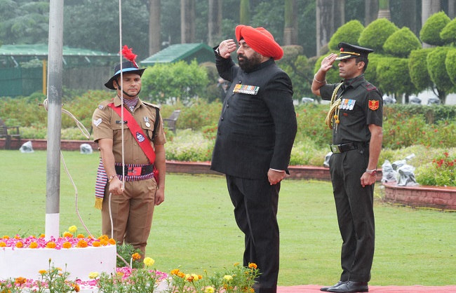 राज्यपाल लेफ्टिनेंट जनरल गुरमीत सिंह (से.नि.) राजभवन में ध्वजारोहण करते।
