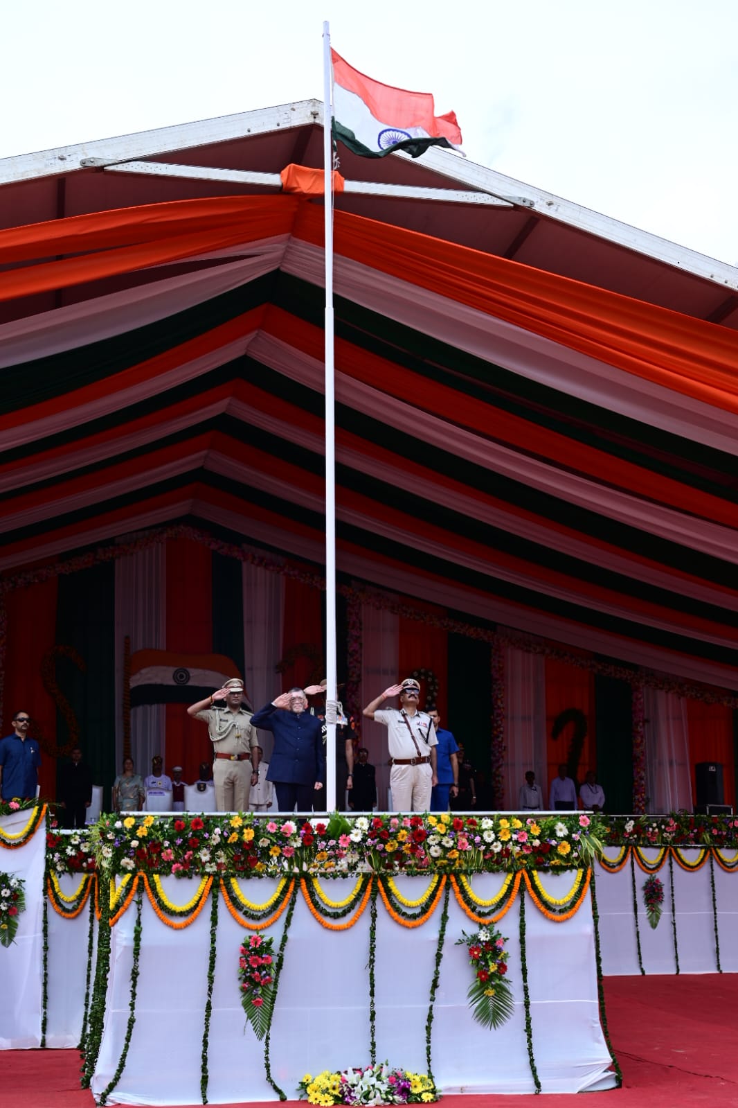 राज्यपाल झंडोतोलन करते हुए