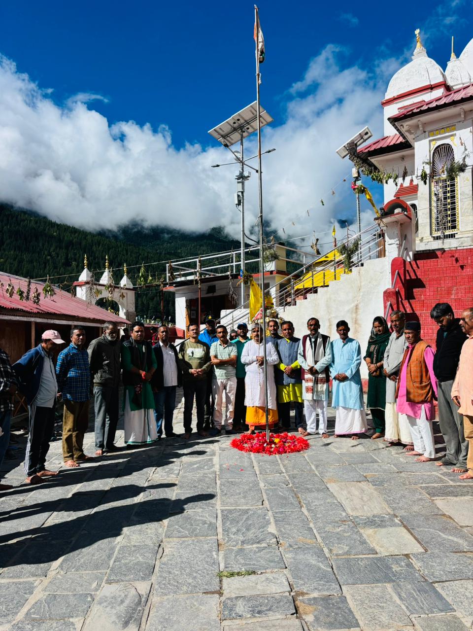 गंगोत्री के शीतकालीन वास मुखवा में ध्वजारोहण। गंगोत्री के शीतकालीन वास मुखवा में ध्वजारोहण।