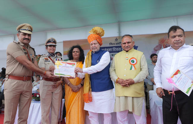 सोनीपत: स्वतंत्रता दिवस पर विशेष सम्मान प्रदान करते हुए डा. अरविंद शर्मा सोनीपत: स्वतंत्रता दिवस पर विशेष सम्मान प्रदान करते हुए डा. अरविंद शर्मा