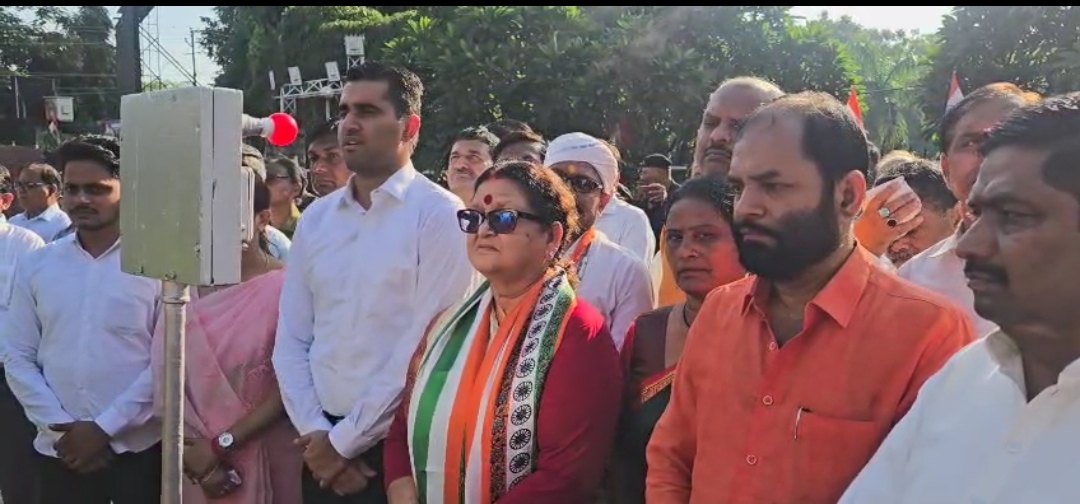 राष्ट्रीय गान के दौरान नगर आयुक्त सुधीर कुमार व महापौर प्रमिला पांडेय