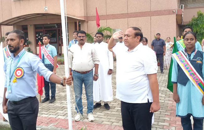 सोनीपत: सोनीपत से पूर्व विधायक सुरेंद्र पंवार स्वतंत्रता दिवस के अवसर पर ध्वजारोहण करते हुए।