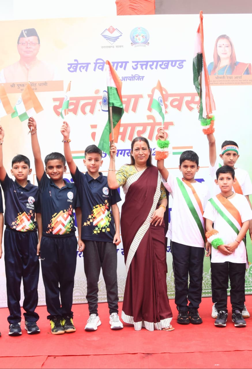 ध्वजारोहण के बाद स्पोर्ट्स कालेज के छात्रों के साथ मंत्री रेखा आर्य। ध्वजारोहण के बाद स्पोर्ट्स कालेज के छात्रों के साथ मंत्री रेखा आर्य।