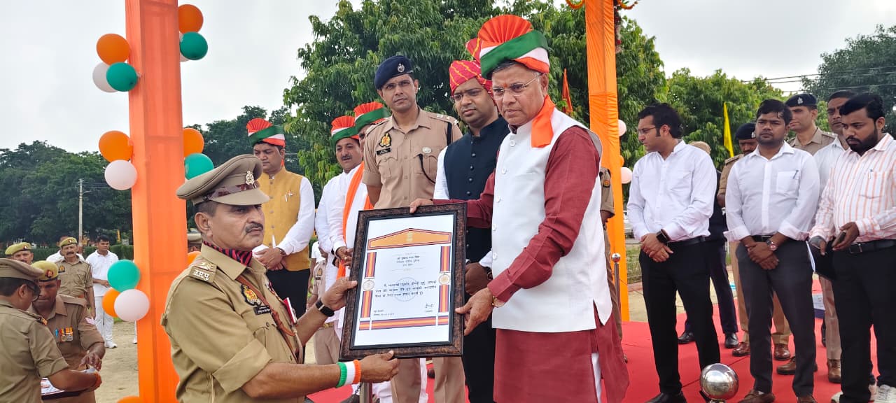 पुलिसकर्मी को सम्मानित करते मंत्री धर्मवीर प्रजापति