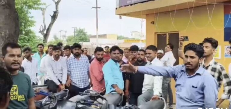 थाने पर एकत्रित हिंदू संगठन की कार्यकर्ता थाने पर एकत्रित हिंदू संगठन की कार्यकर्ता