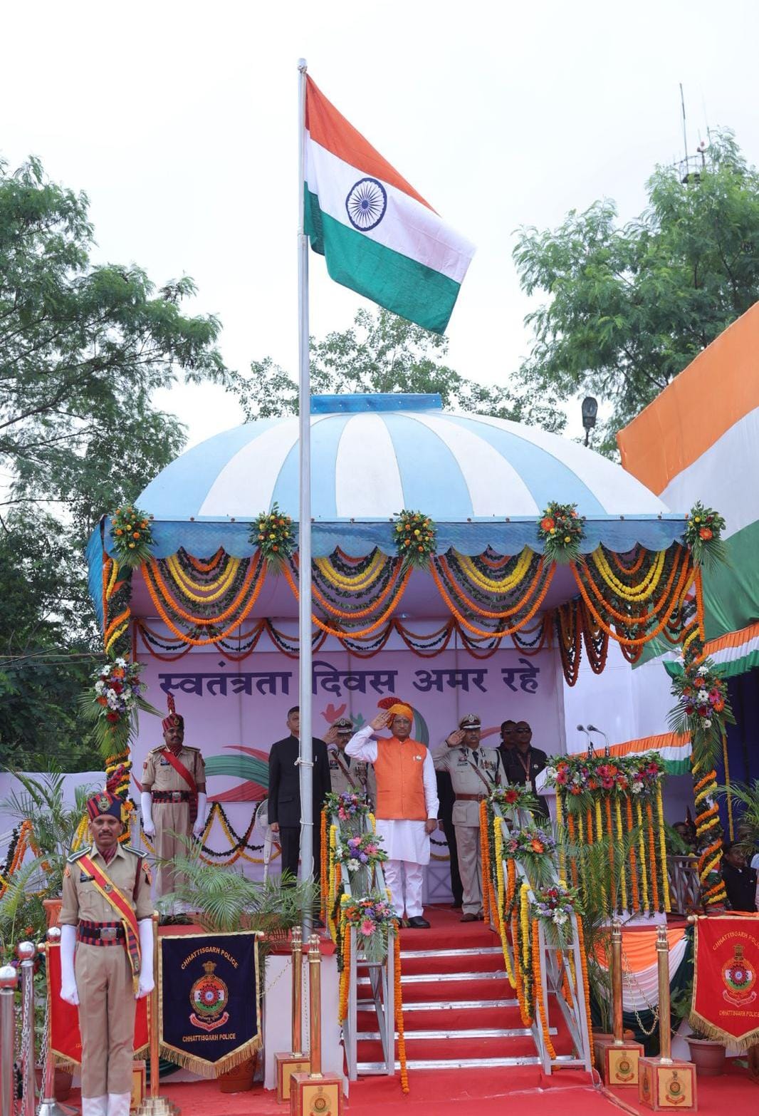 रायपुर के पुलिस परेड ग्राउण्ड में ध्वजारोहण कर परेड की सलामी लेते मुख्यमंत्री