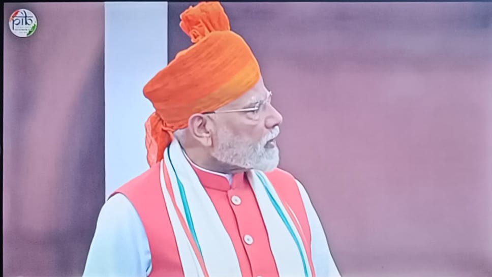 प्रधानमंत्री नरेंद्र मोदी शुक्रवार को लाल किले की प्राचीन से राष्ट्र को संबोधित करते हुए