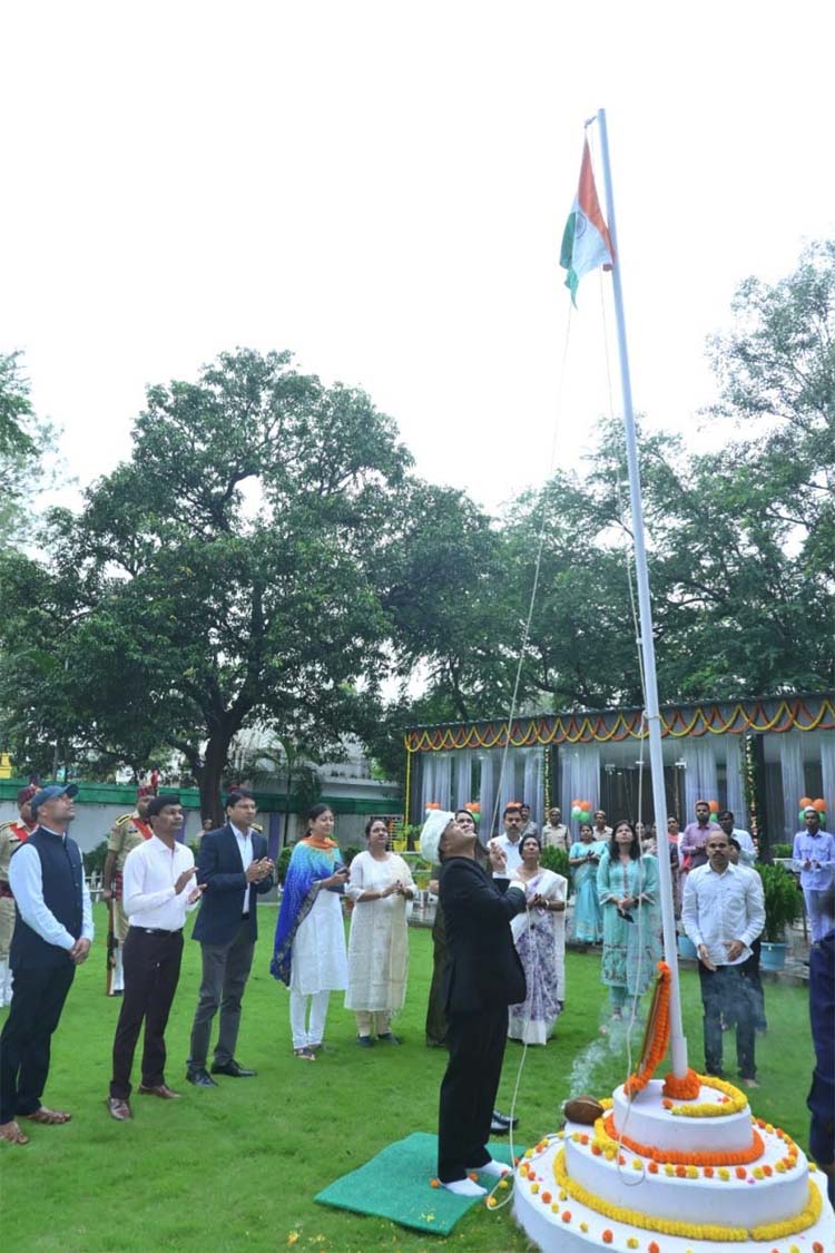 कलेक्टर बीएस उइके ध्वजारोहण करते हुए कलेक्टर बीएस उइके ध्वजारोहण करते हुए
