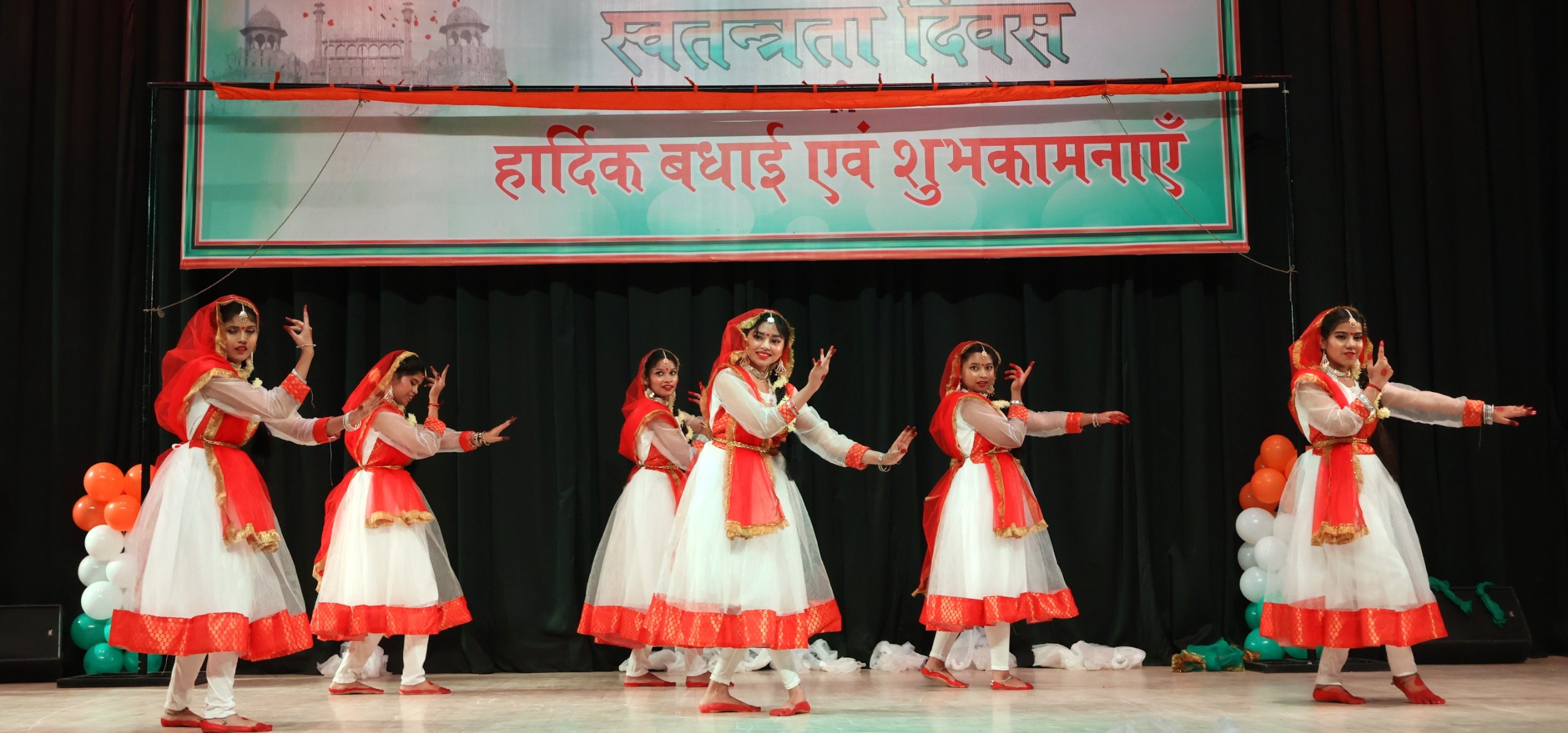 स्वतंत्रता दिवस पर पानीपत के आर्य पीजी कॉलेज में नृत्य प्रस्तुत करती छात्राएं