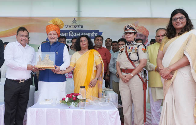 सोनीपत: स्वतंत्रता दिवस पर विशेष सम्मान प्रदान करते हुए डा. अरविंद शर्मा सोनीपत: स्वतंत्रता दिवस पर विशेष सम्मान प्रदान करते हुए डा. अरविंद शर्मा