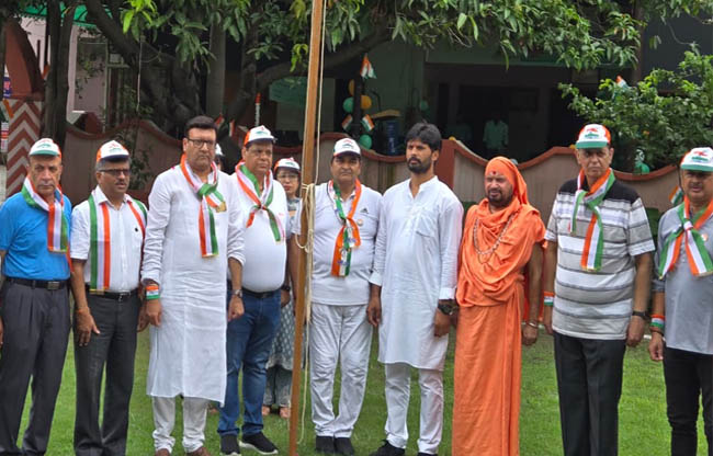 स्वामी दयानंद सरस्वती व भाजपा सोनीपत के जिला महामंत्री नीरज कुमार ठरु ध्वजारोहण अवसर पर