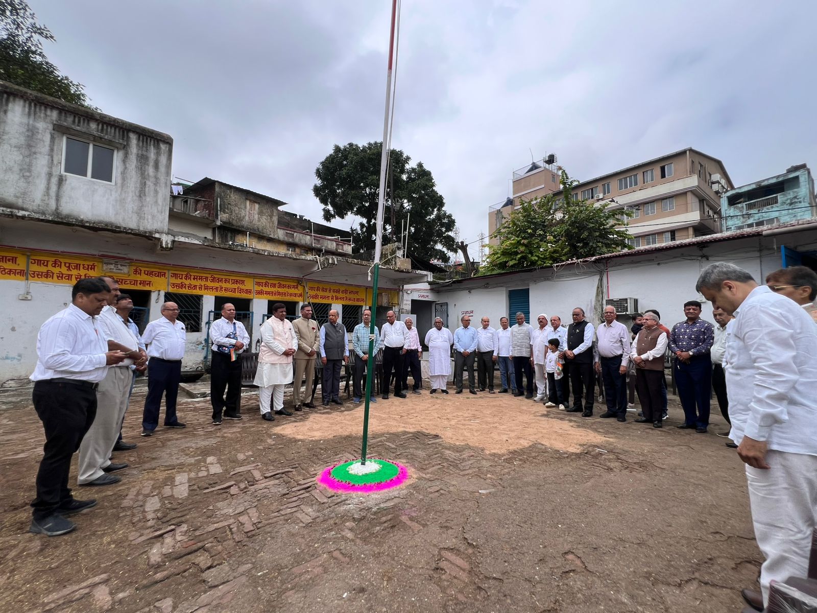 झंडोत्तोलन करते गोकुलधाम के सदस्यगण झंडोत्तोलन करते गोकुलधाम के सदस्यगण