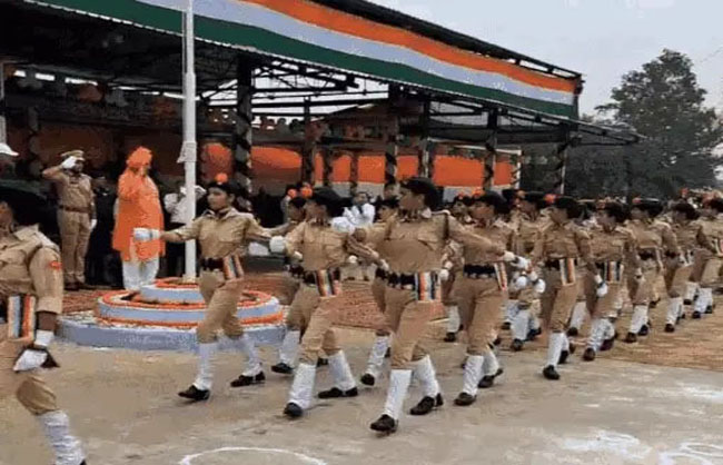 नारनौल में परेड की सलामी लेते हुए राजस्व एवं आपदा प्रबंधन मंत्री विपुल गोयल। नारनौल में परेड की सलामी लेते हुए राजस्व एवं आपदा प्रबंधन मंत्री विपुल गोयल।