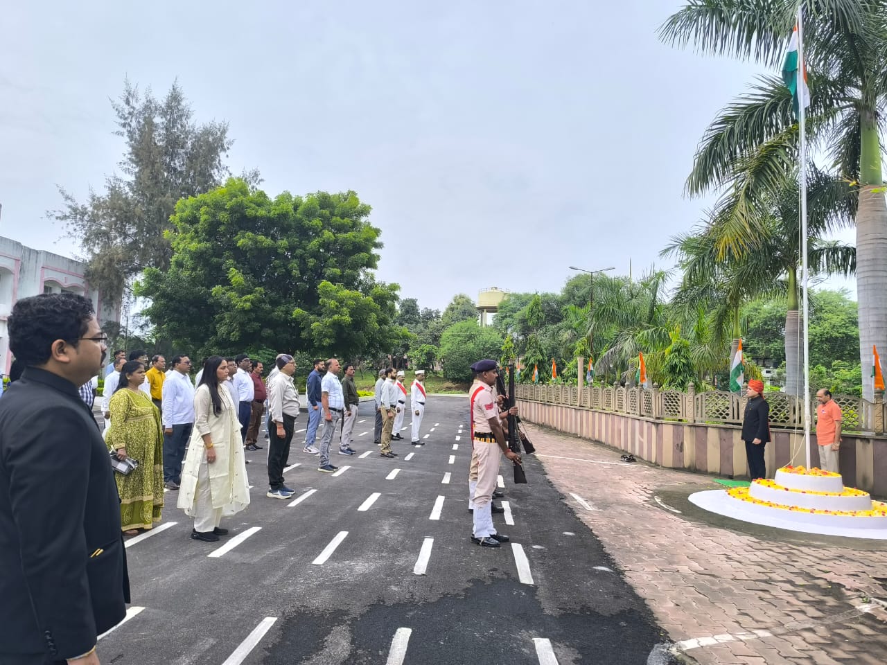 कलेक्ट्रेट परिसर में