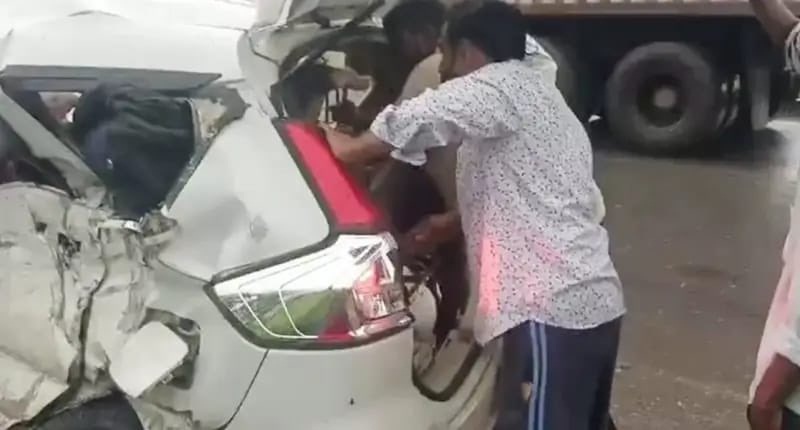 राजनांदगांव में सड़क हादसे में दुर्घटनाग्रस्त कार