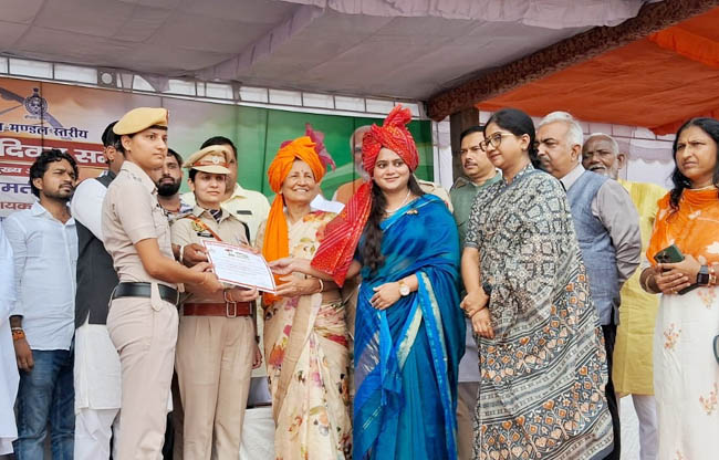 सोनीपत: गोहाना के शहीद मदन लाल धींगड़ा स्टेडियम में विधायक कृष्णा गहलावत सम्मानित  करते हुए