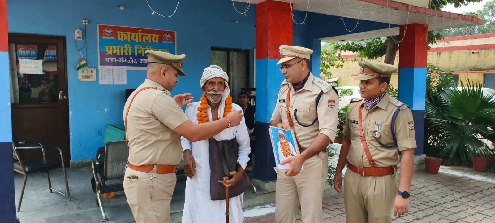 देवी लाल जी को सम्मानित करते पुलिस अधिकारी देवी लाल जी को सम्मानित करते पुलिस अधिकारी