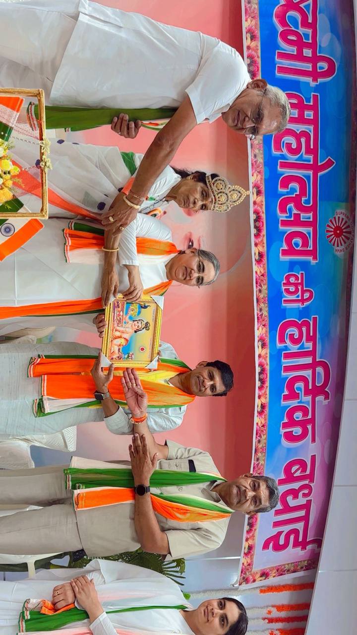कृष्ण जन्माष्टमी के उपलक्ष में मुख्य अतिथि दिनेश कौशिक को सम्मानित करते आयोजक