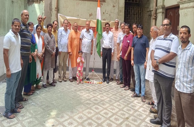 कोलकाता के कुमार सभा पुस्तकालय में ध्वजारोहण