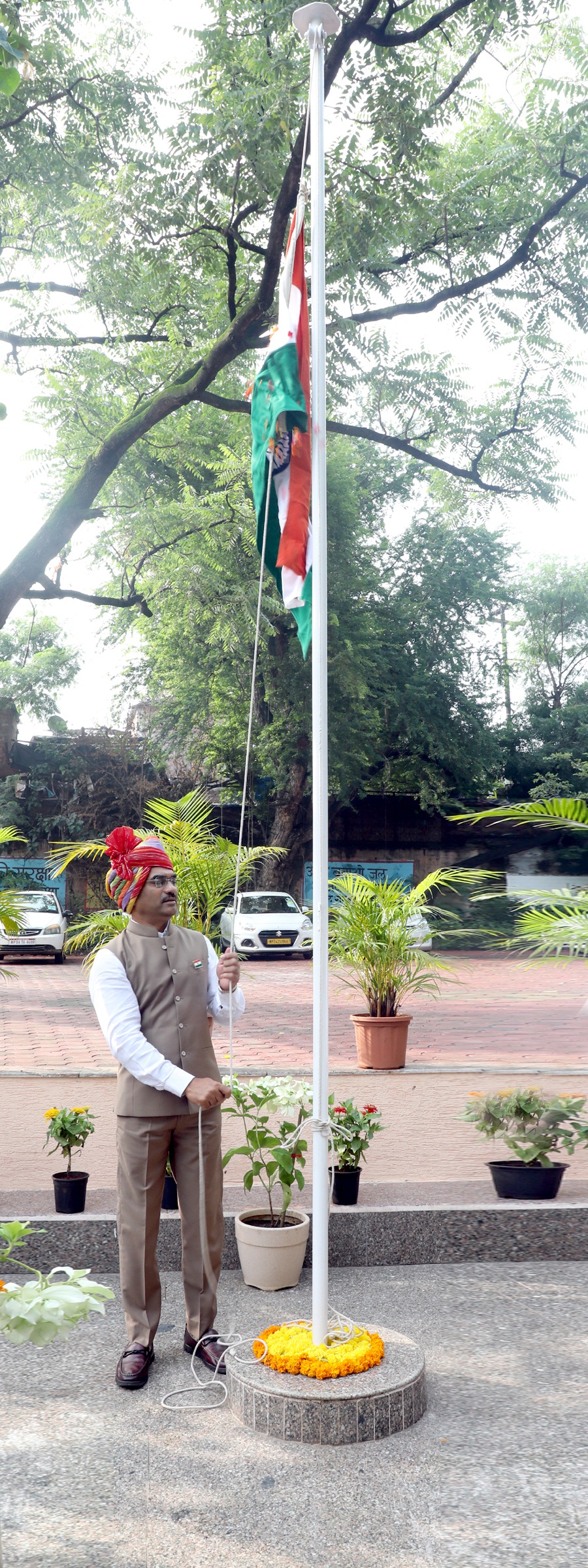 जनसम्पर्क आयुक्त डॉ. खाड़े ने किया ध्वजारोहण