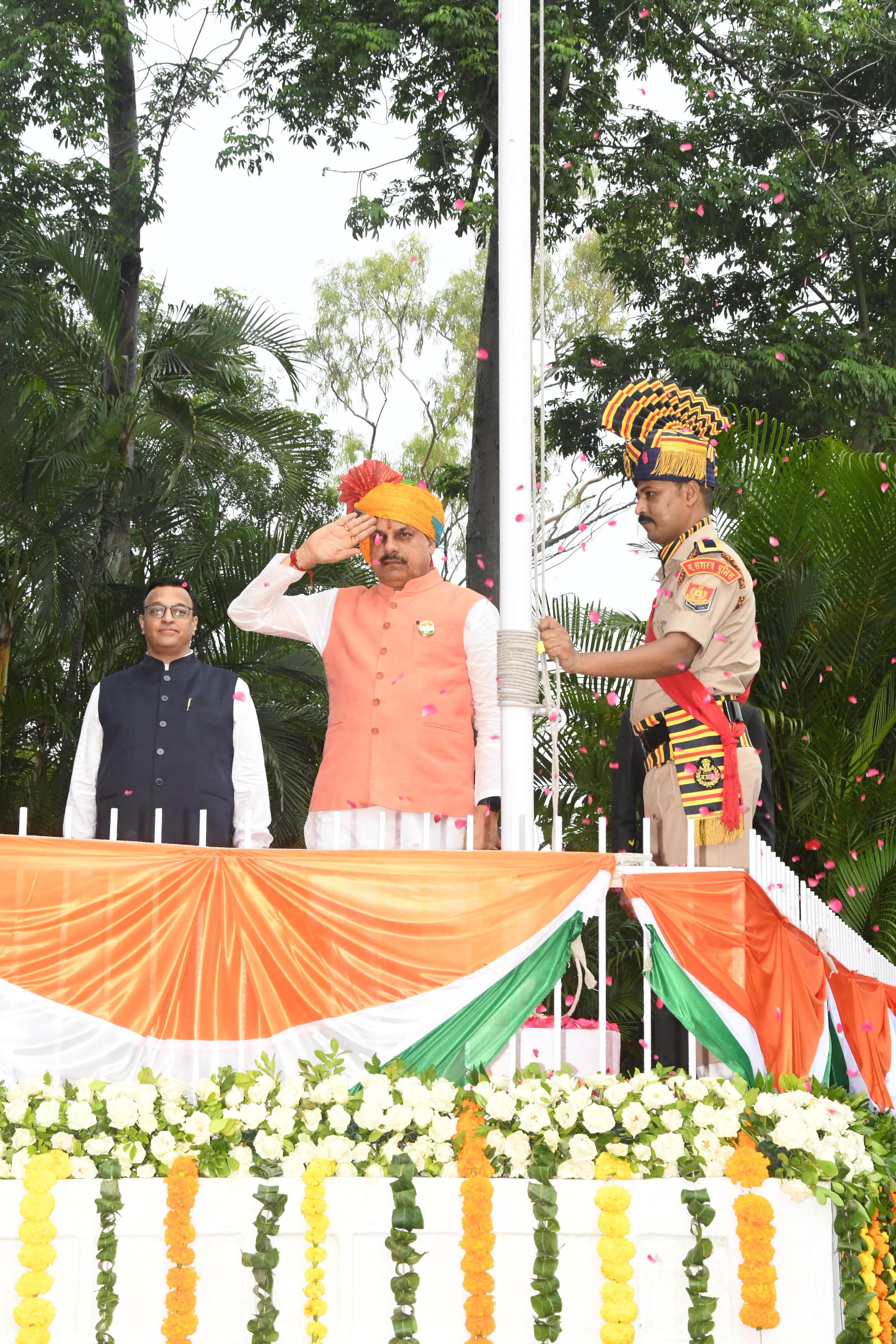 मुख्यमंत्री डॉ यादव ने स्वतंत्रता दिवस पर निवास परिसर में किया ध्वजारोहण