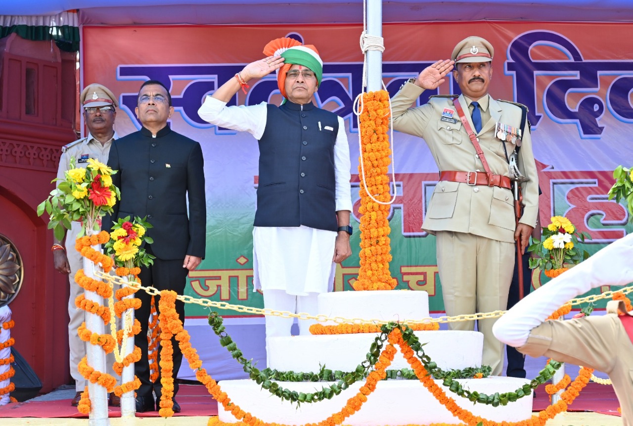 झंडा फहराते मंत्री टंक राम वर्मा