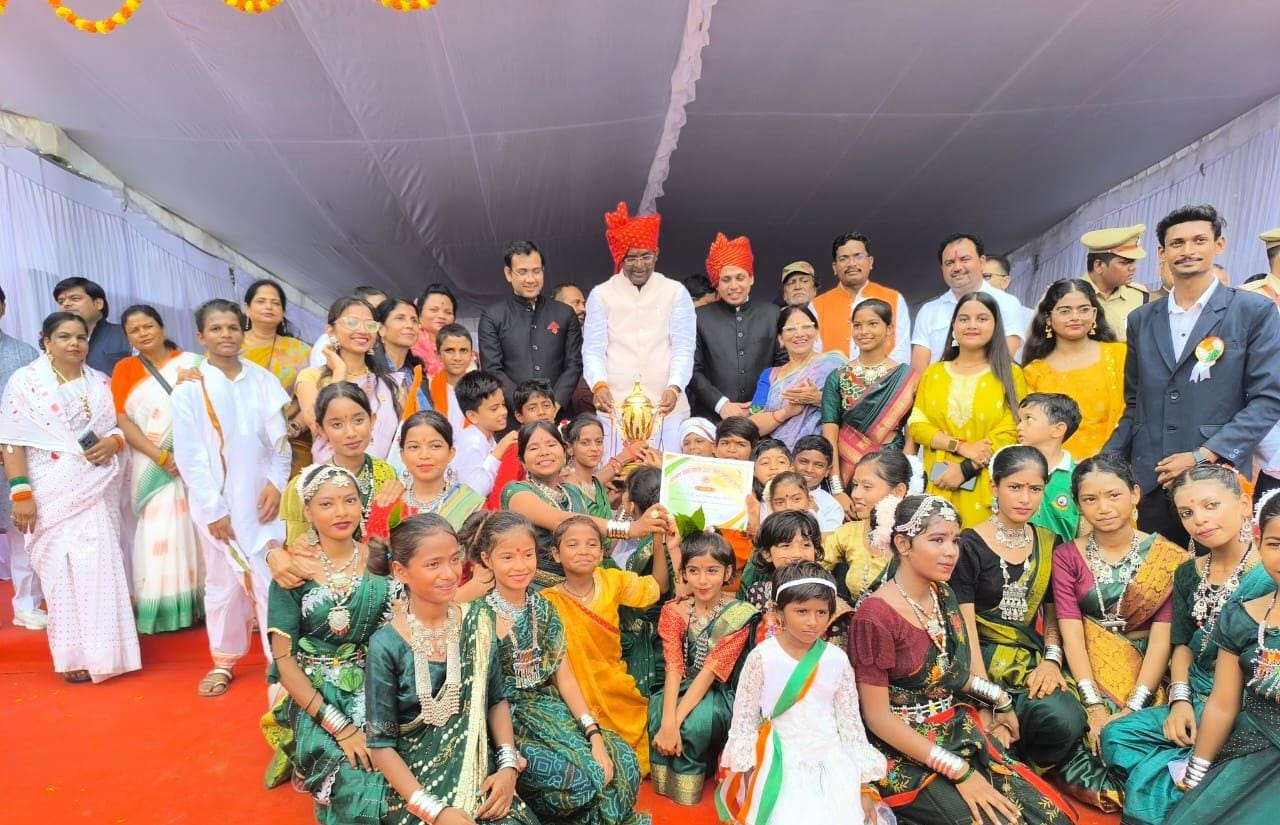 सांस्कृतिक कार्यक्रम की प्रस्तुति देने वाले विद्यार्थियों पुरुस्कृत करते प्रभारी मंत्री सांस्कृतिक कार्यक्रम की प्रस्तुति देने वाले विद्यार्थियों पुरुस्कृत करते प्रभारी मंत्री