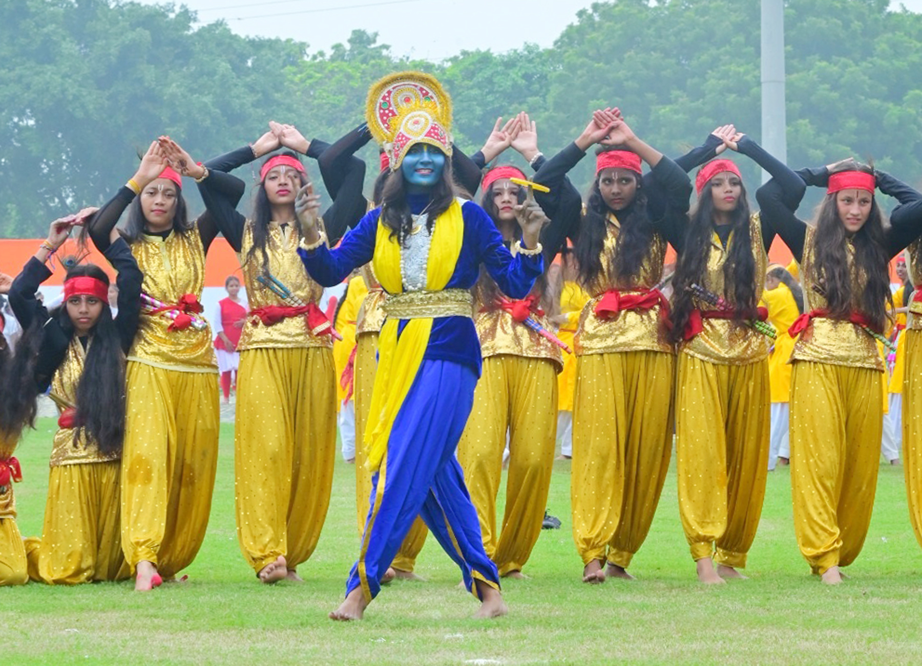 गुरुग्राम में जिला स्तरीय स्वतंत्रता दिवस समारोह में सांस्कृतिक कार्यक्रम पेश करते बच्चे।