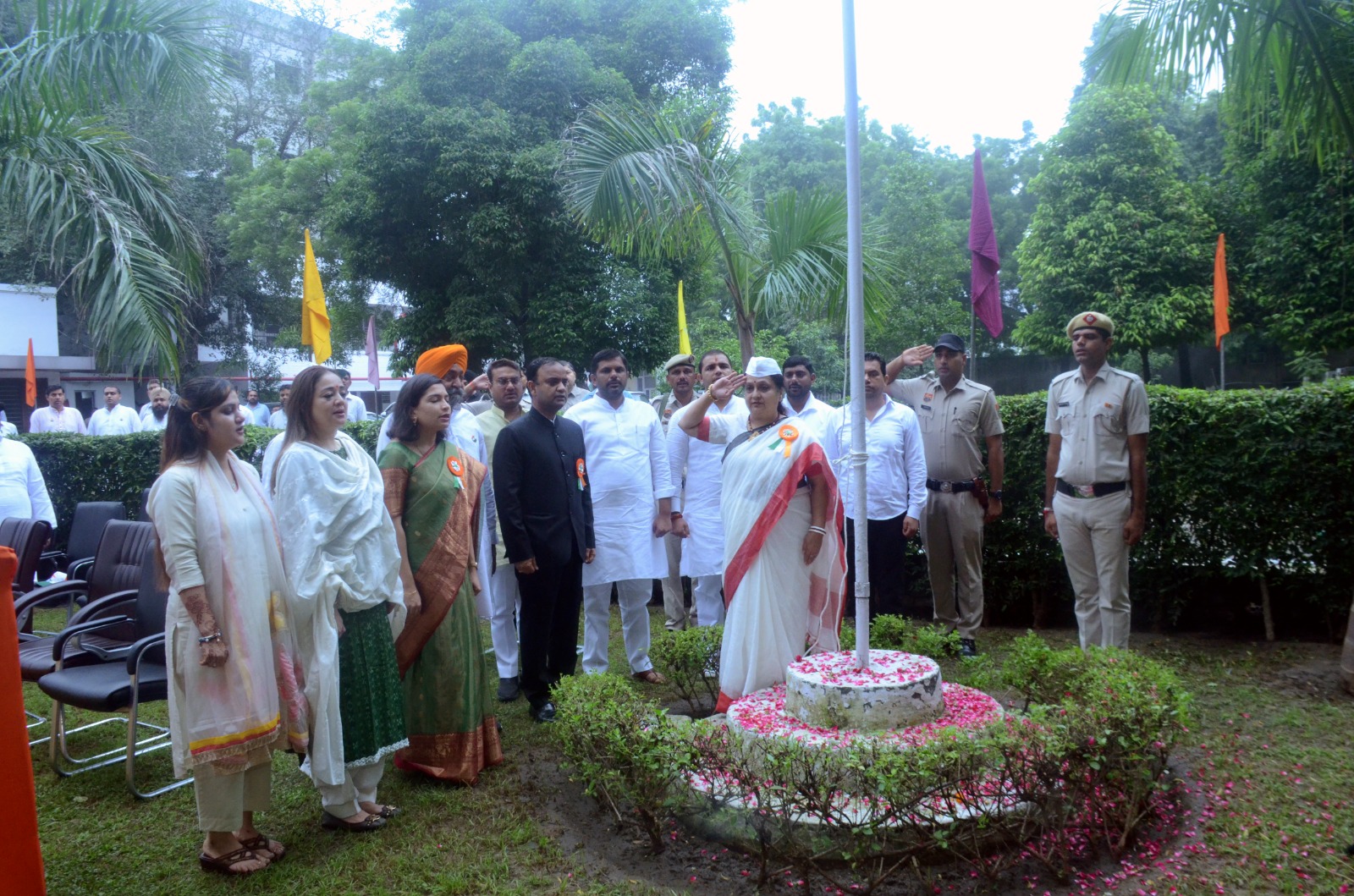 निगम मुख्यालय पर ध्वजारोहण करती महापौर प्रवीण जोशी