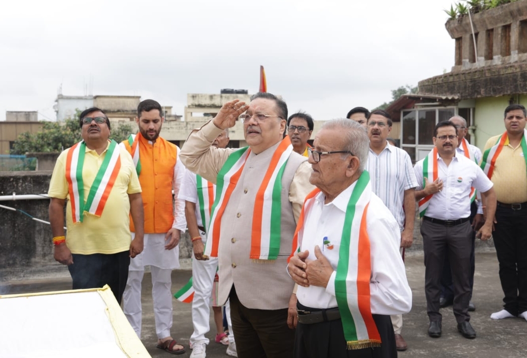 झंडू तोलन के मौके पर मौजूद अतिथि
