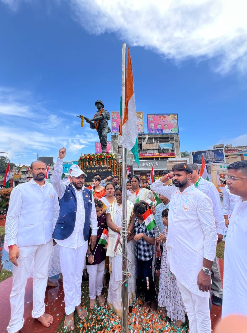 ध्वजारोहन करते अतिथि