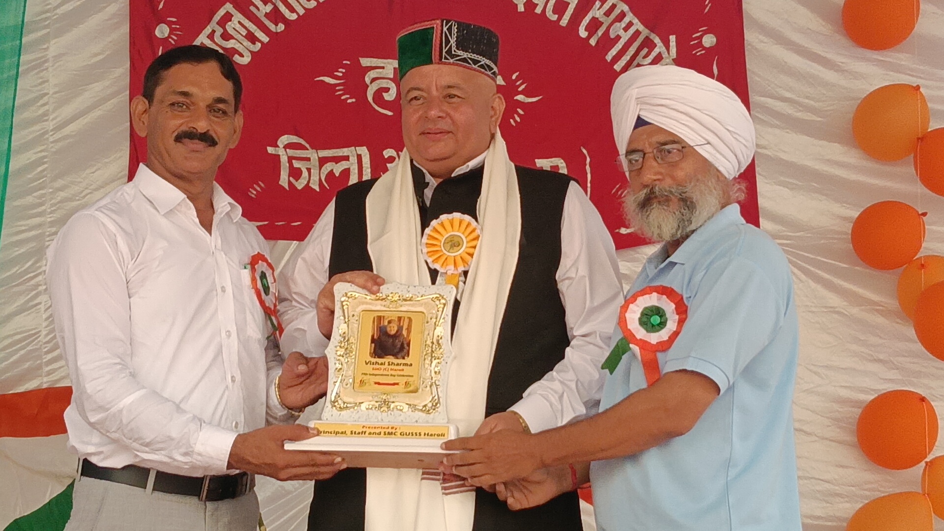 सम्मानित करते हुए।