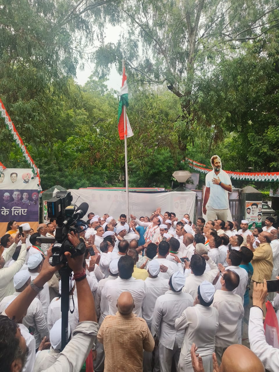 कांग्रेस कार्यालय राजीव भवन में ध्वजारोहण करते दिल्ली कांग्रेस कमेटी अध्यक्ष देवेंद्र यादव