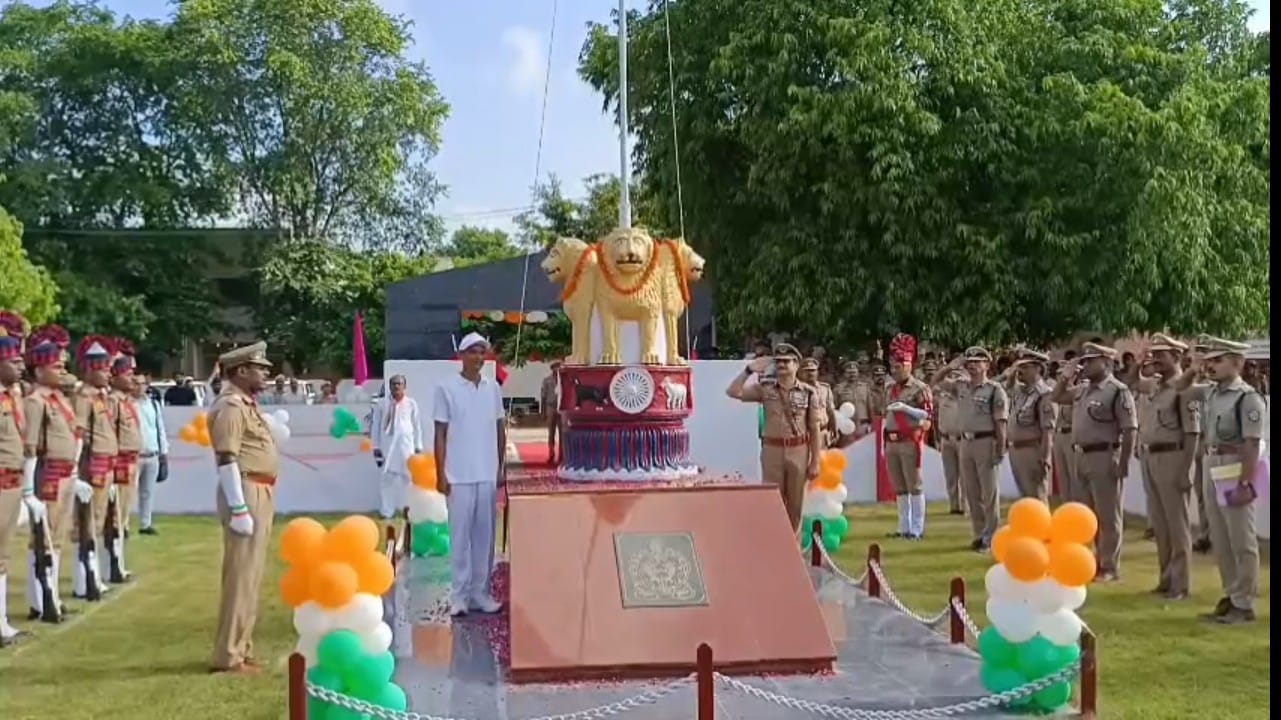 पुलिस लाइन में पुलिस कमिश्नर ध्वजारोहण करते हुए पुलिस लाइन में पुलिस कमिश्नर ध्वजारोहण करते हुए