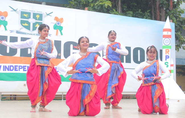 गन्नौर के रौनक पब्लिक स्कूल में स्वतंत्रता दिवस पर कार्यक्रम प्रस्तुत करते हुए नन्हें कलाकार