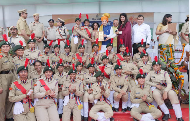 सोनीपत: स्वतंत्रता दिवस पर विशेष सम्मान प्रदान करते हुए डा. अरविंद शर्मा डा. रीटा शर्मा व मेयर राजीव जैन सोनीपत: स्वतंत्रता दिवस पर विशेष सम्मान प्रदान करते हुए डा. अरविंद शर्मा डा. रीटा शर्मा व मेयर राजीव जैन