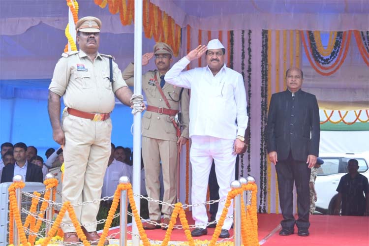 मंत्री दयालदास बघेल ध्वजारोहण कर परेड की सलामी ली