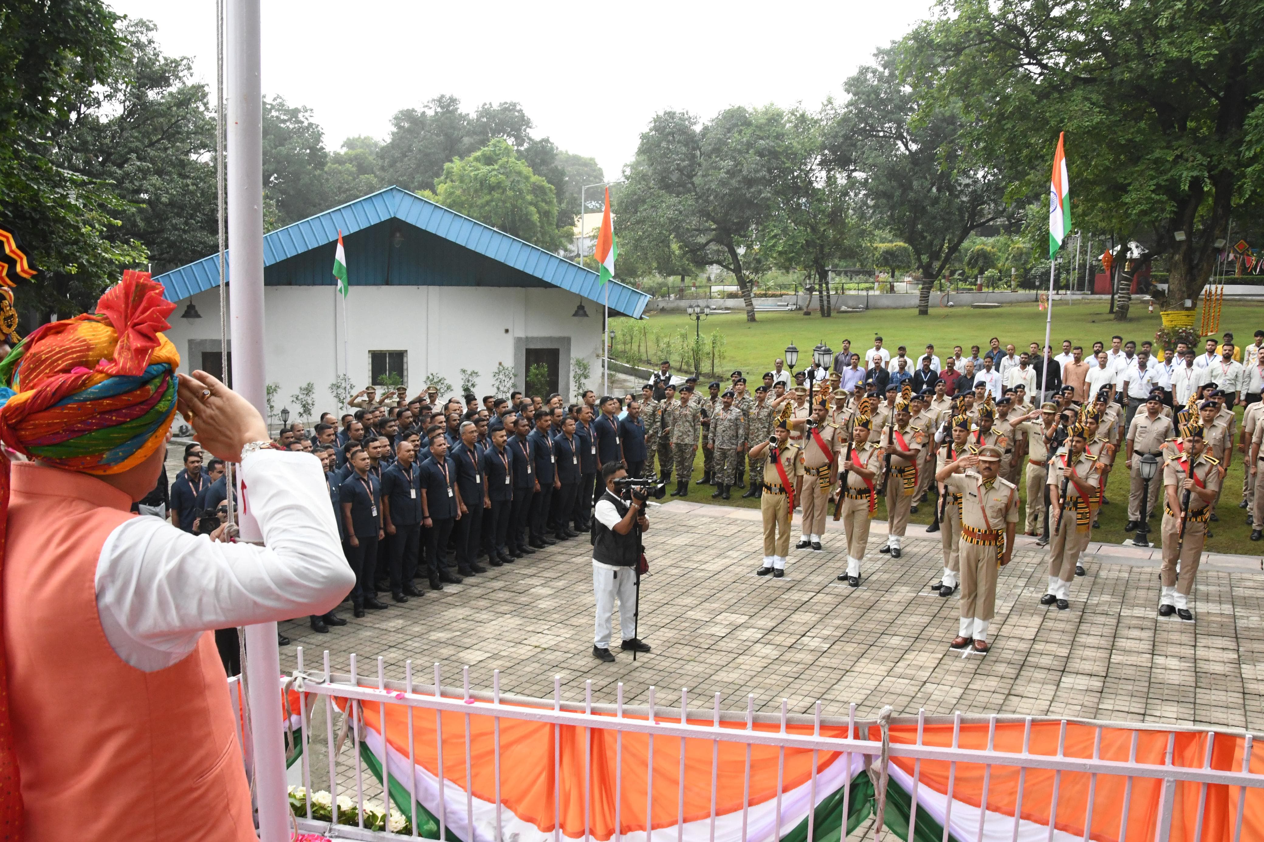 मुख्यमंत्री डॉ यादव ने स्वतंत्रता दिवस पर निवास परिसर में किया ध्वजारोहण