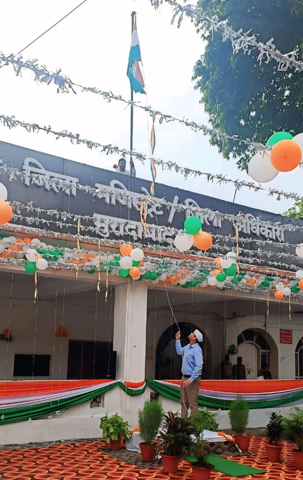 कलेक्ट्रेट में ध्वजारोहण करते जिला अधिकारी अनुज सिंह।
